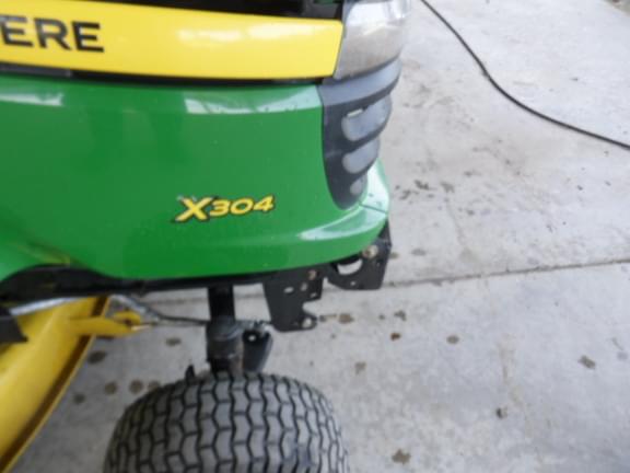 Image of John Deere X304 equipment image 4