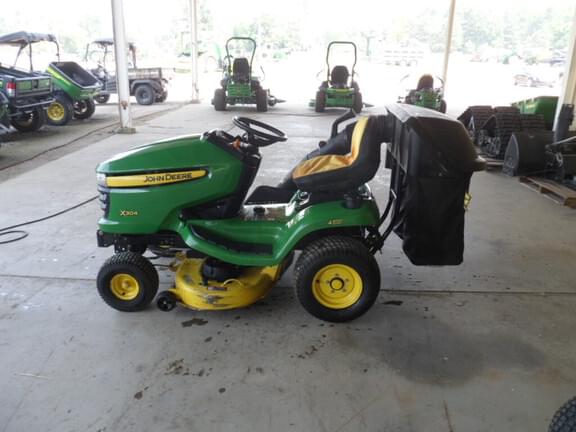 Image of John Deere X304 equipment image 1