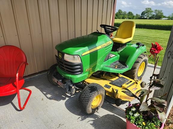 Image of John Deere X720 equipment image 3