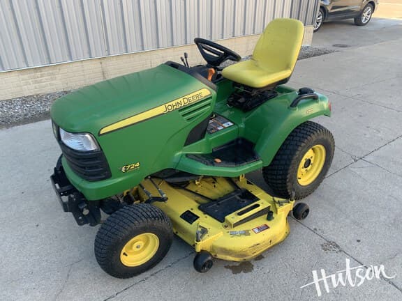 Image of John Deere X724 equipment image 1