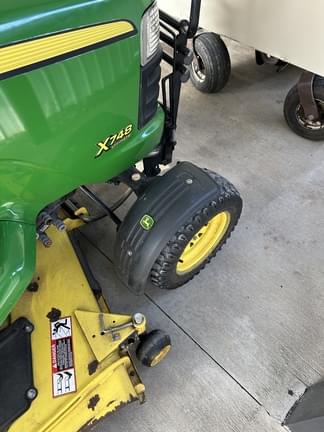 Image of John Deere X748 equipment image 3