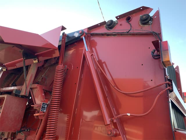 Image of New Holland BR7090 equipment image 4