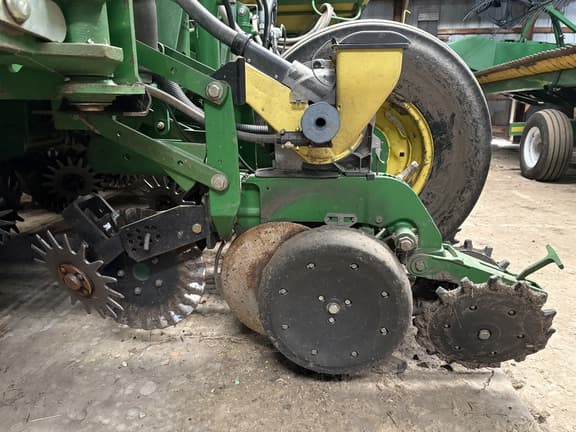 Image of John Deere 1770 equipment image 2