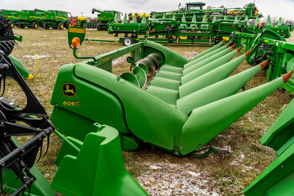 Image of John Deere 606C equipment image 4