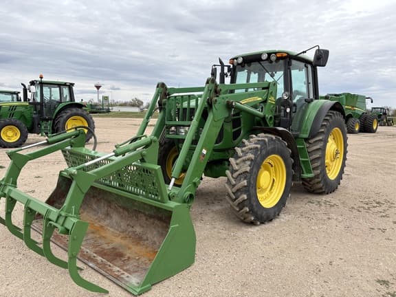 Image of John Deere 7330 equipment image 1