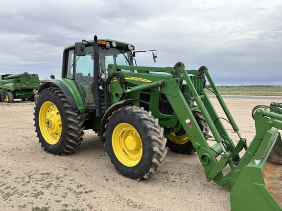 Image of John Deere 7330 equipment image 4