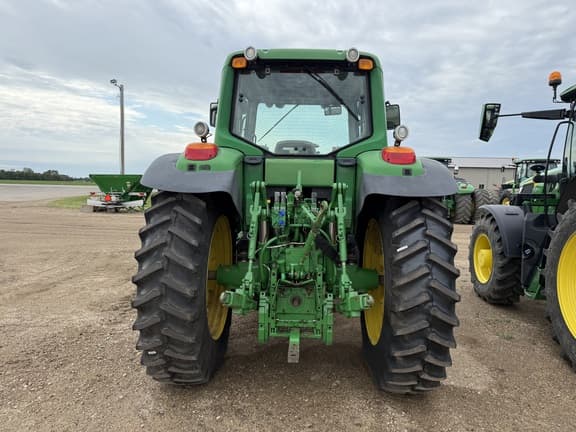 Image of John Deere 7330 equipment image 4