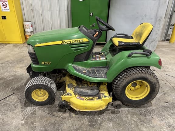 Image of John Deere X700 equipment image 2