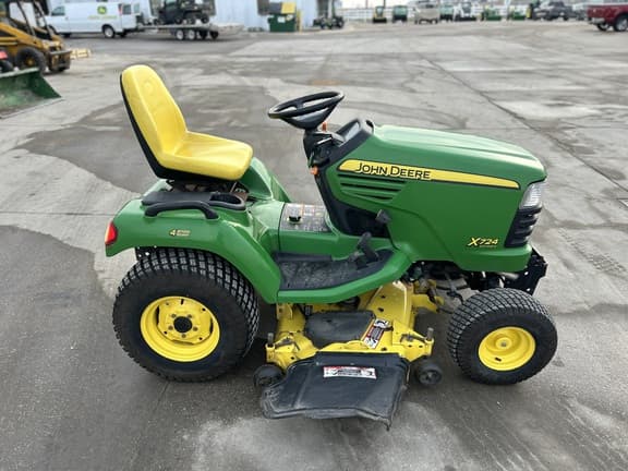 Image of John Deere X724 equipment image 3