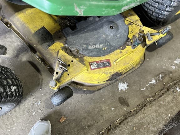 Image of John Deere X724 equipment image 1