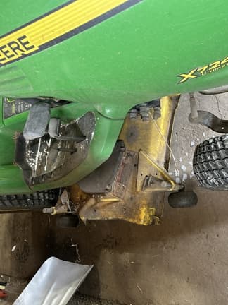 Image of John Deere X724 equipment image 3