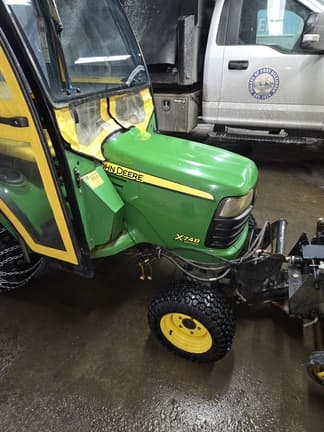 Image of John Deere X748 equipment image 3