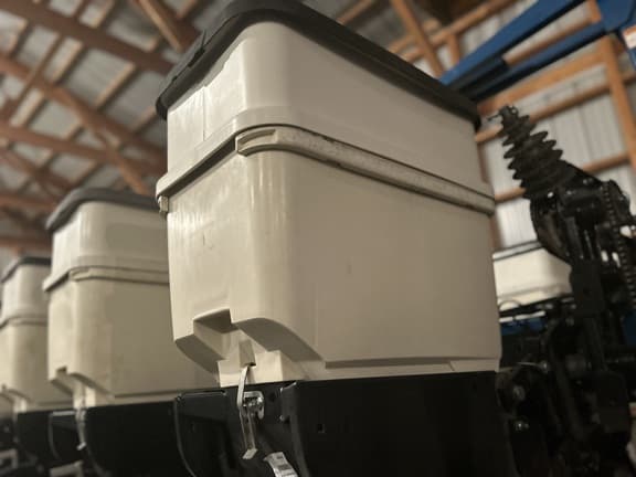 Image of Kinze 3500 equipment image 2