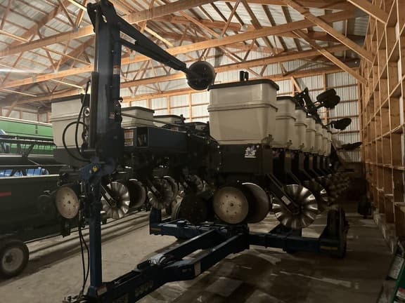Image of Kinze 3500 equipment image 3