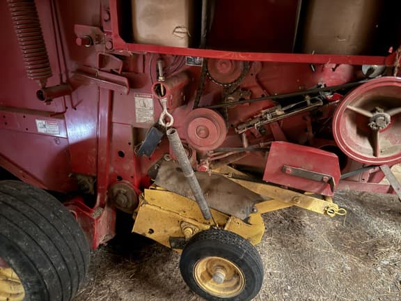 Image of New Holland BR7080 equipment image 4