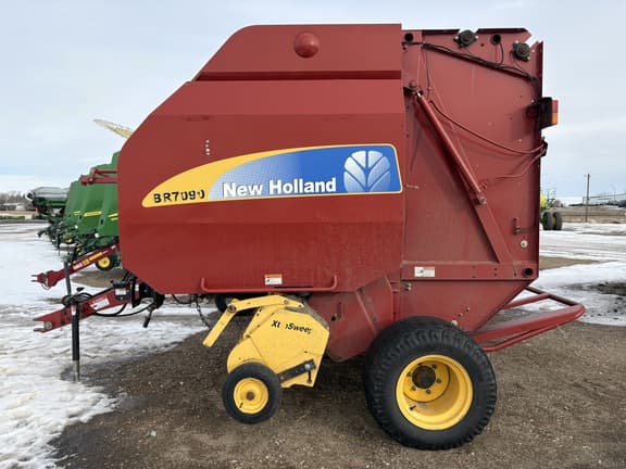 Image of New Holland BR7090 equipment image 2