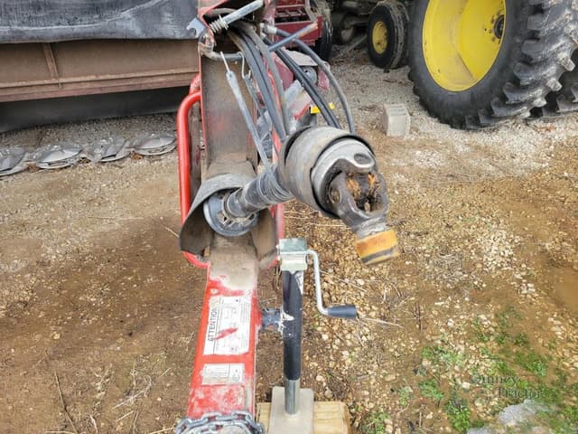 Image of New Holland H6830 equipment image 3