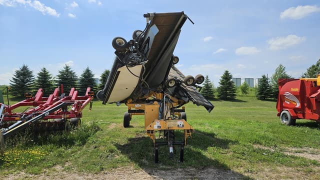 Image of Oxbo 1416 equipment image 1