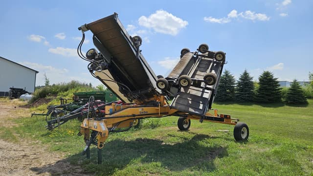 Image of Oxbo 1416 equipment image 2