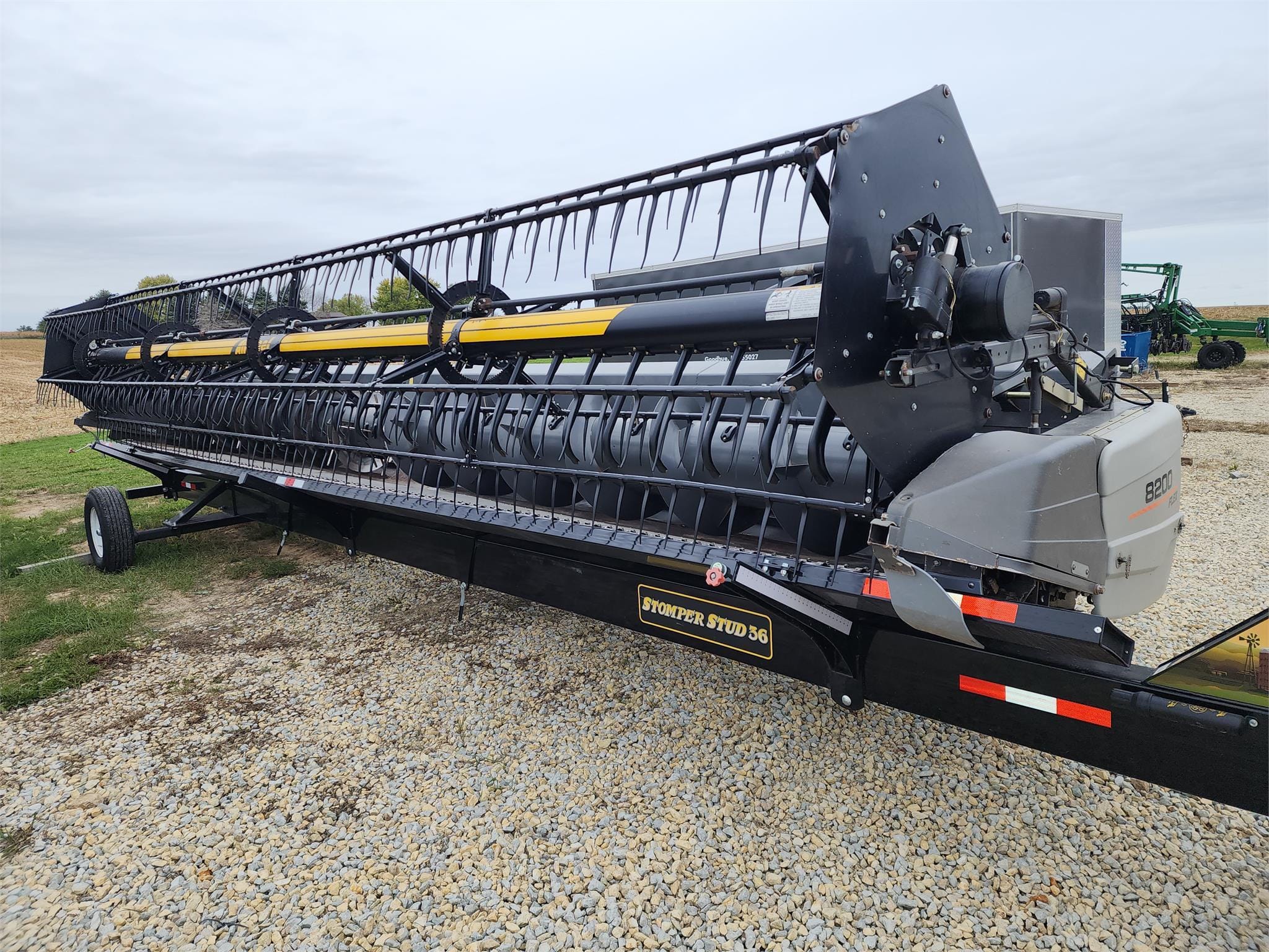 2010 Gleaner 8200 Equipment Image0
