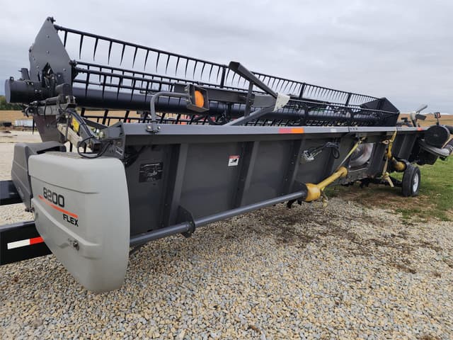 Image of Gleaner 8200 equipment image 3