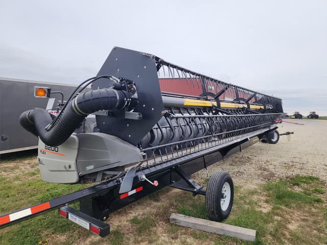 Image of Gleaner 8200 equipment image 1