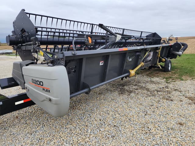 Image of Gleaner 8200 equipment image 2