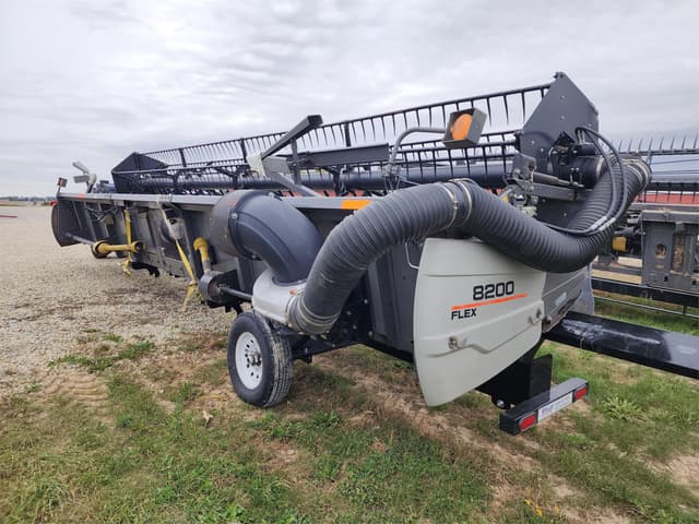 Image of Gleaner 8200 equipment image 4