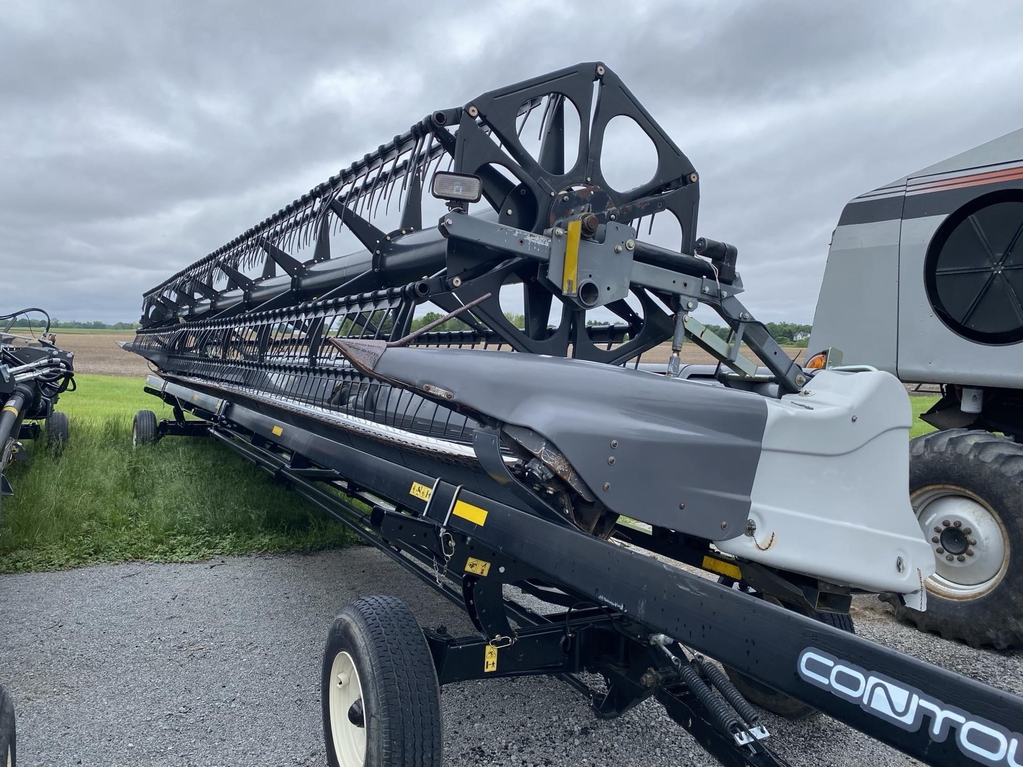 2010 Gleaner 9250 Equipment Image0