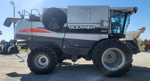 Image of Gleaner A76 equipment image 3