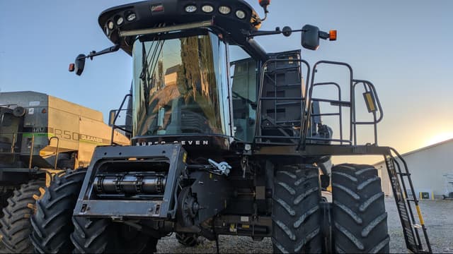 Image of Gleaner S77 equipment image 2