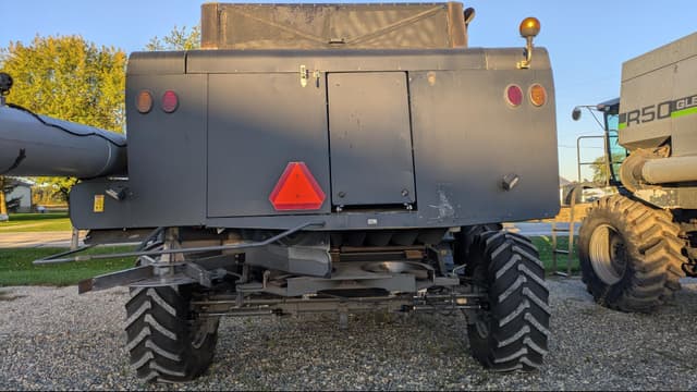 Image of Gleaner S77 equipment image 3