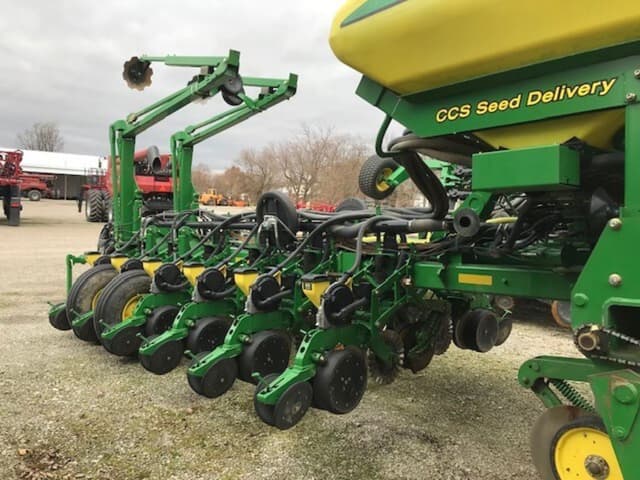 Image of John Deere 1770 equipment image 3