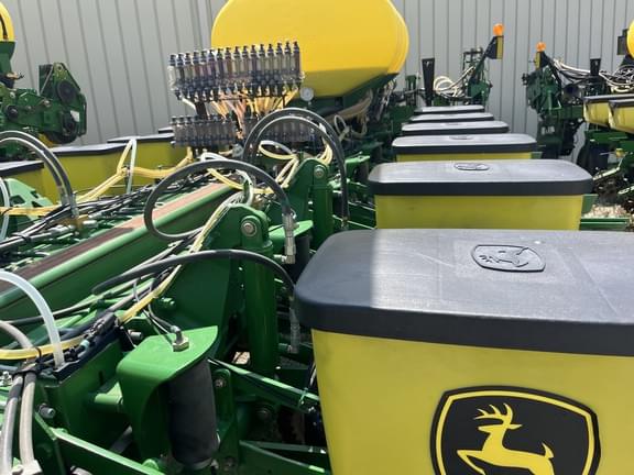 Image of John Deere 1770 equipment image 1