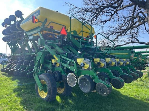 Image of John Deere 1790 equipment image 3