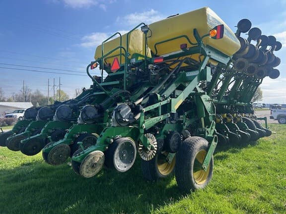 Image of John Deere 1790 equipment image 2