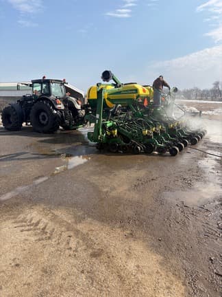 Image of John Deere 1790 equipment image 2