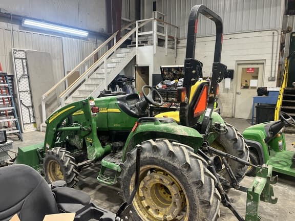 Image of John Deere 3320 equipment image 2