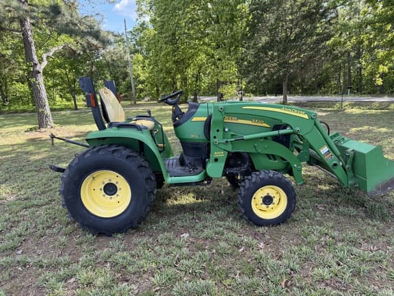 Image of John Deere 3320 equipment image 4