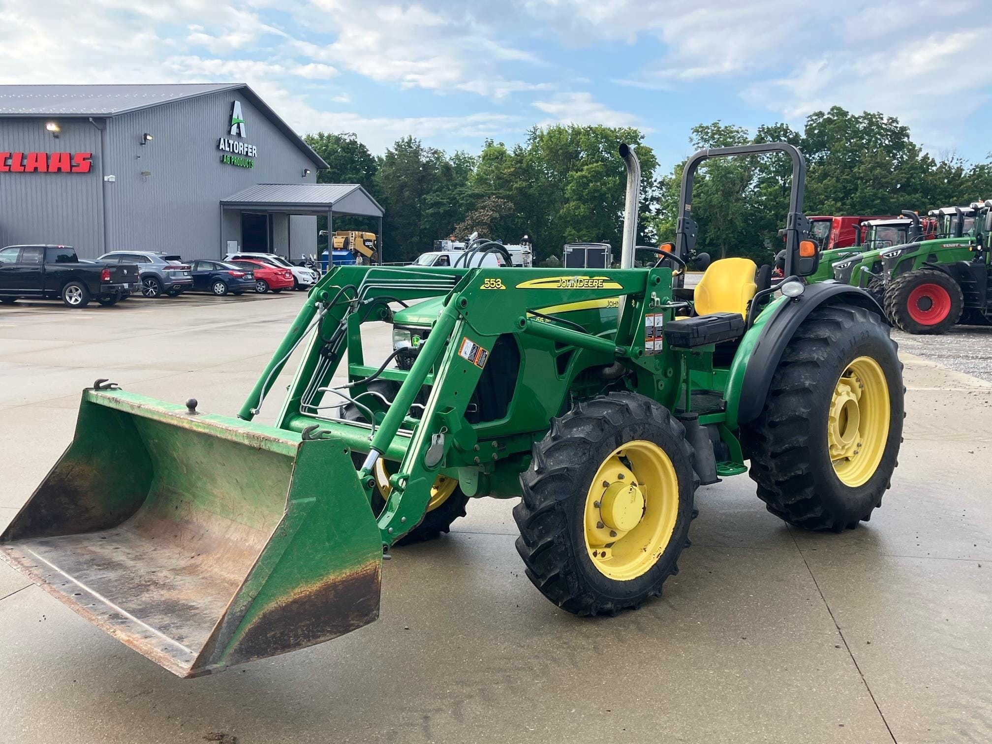 2010 John Deere 5105M Equipment Image0