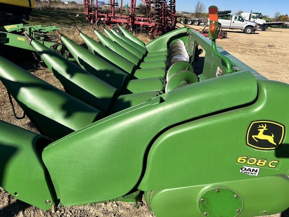 2010 John Deere 608C Equipment Image0