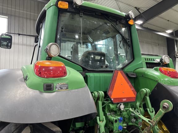 Image of John Deere 7330 equipment image 3