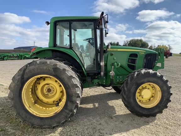 Image of John Deere 7330 equipment image 4