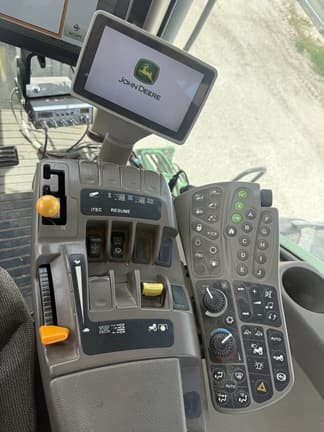 Image of John Deere 8225R equipment image 1