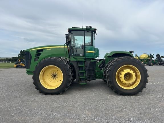 Image of John Deere 9330 equipment image 1