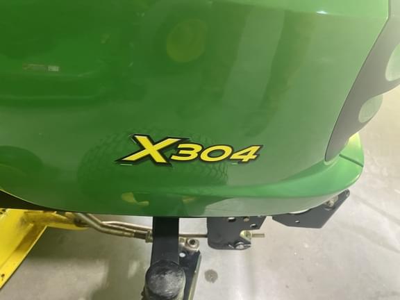 Image of John Deere X304 equipment image 1
