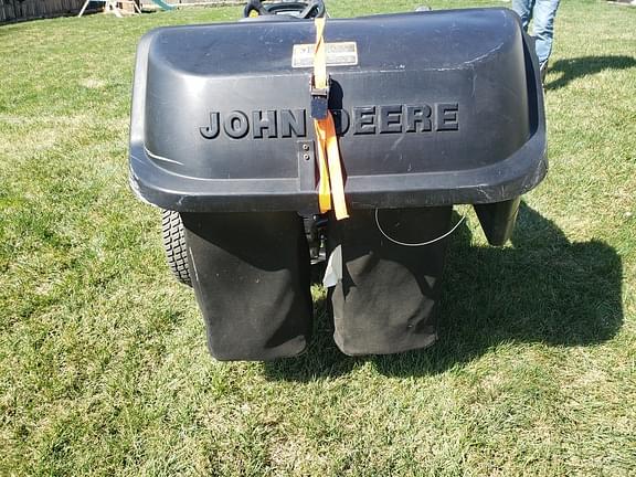 Image of John Deere X304 equipment image 3
