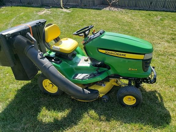 Image of John Deere X304 equipment image 1