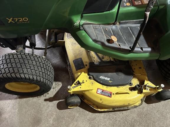Image of John Deere X720 equipment image 3