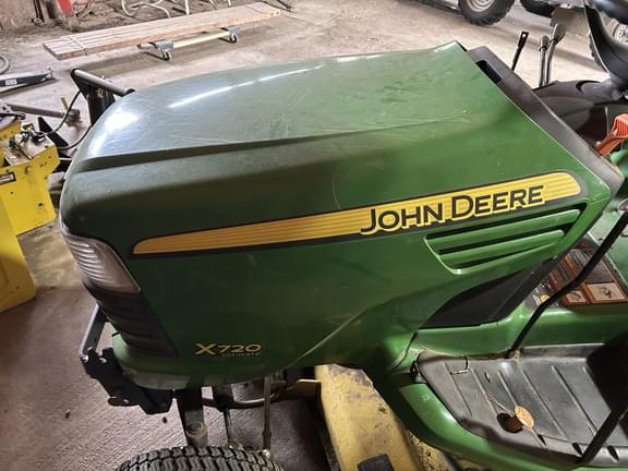 Image of John Deere X720 equipment image 4